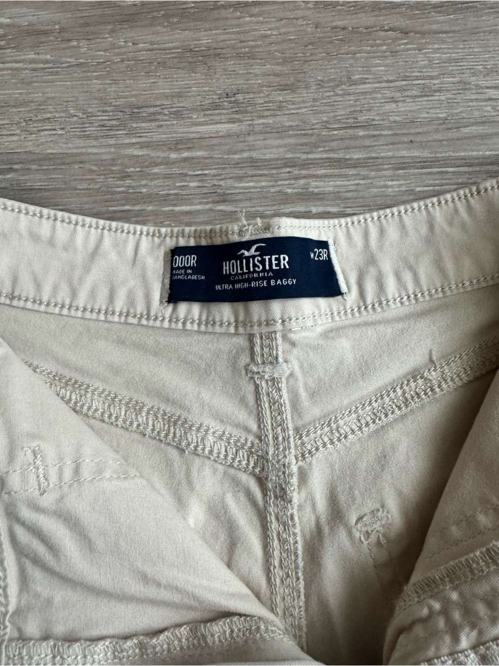 Hollister Co. Ultra High-Rise Baggy Cargo Pants - Picture 4 of 4
